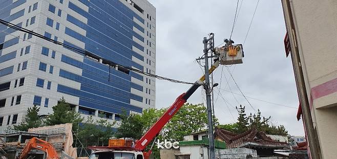 ▲ 끊어진 전선 복구 작업 중인 한전