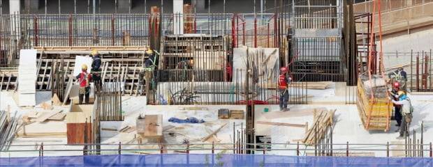 중대재해처벌법 위반 혐의로 최고경영자(CEO)가 기소되는 사례가 잇따르면서 기업의 중대재해 보험 가입이 급증하고 있다. 17일 서울 서초구의 한 아파트 재건축 공사 현장에서 인부들이 작업하고 있다.  김범준 기자