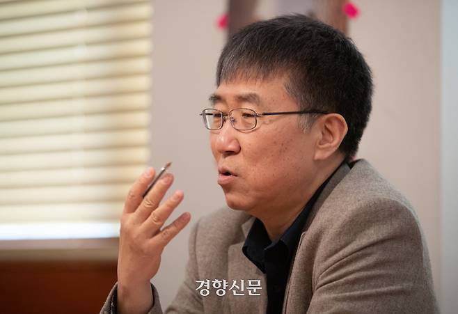 장하준 교수가 지난 14일 서울 강남구의 한 사무실에서 경향신문과 인터뷰를 하고 있다. 성동훈 기자