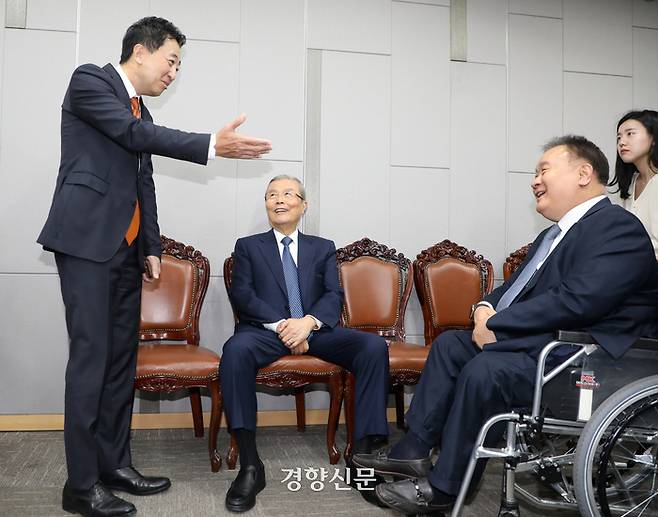 김종인 전 국민의힘 비대위원장(가운데)이 18일 국회 의원회관에서 열린 ‘다른 미래를 위한 성찰과 모색 포럼’ 토론회에 앞서 금태섭 전의원(왼쪽), 이상민 더불어민주당 의원과 웃으며 환담하고 있다. 박민규 선임기자