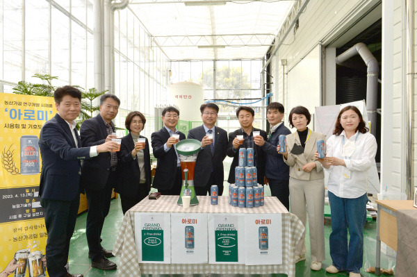 경남도농업기술원이 국내산 쌀과 아로니아로 만든 수제 맥주인 ‘아로미’를 개발해 지난 13일 농업기술원 직원을 대상으로 기호도 조사를 추진했다. 경남도농업기술원 제공