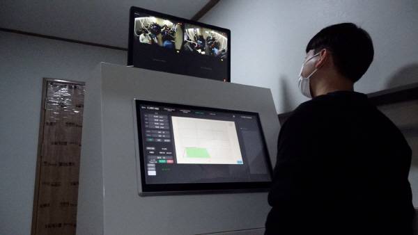 키오스크를 활용해 산소고압 치료 챔버를 조정 중인 바른길병원 관계자. 박세종PD