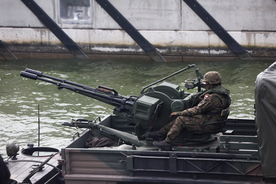 Poland's military take part in drills with NATO soldiers in the Vistula Spit, Poland on Monday amid the Ukrainian crisis. [REUTERS/YONHAP]