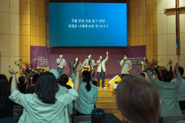 예능청년교회 구성원들이 최근 교회에서 예배드리는 모습. 예능청년교회 제공