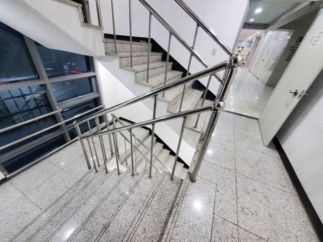 2세 아이 추락 사고가 난 대구 수성구의 한 호텔 계단. 연합뉴스