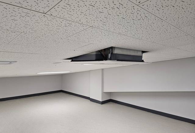 '힐스테이트 세운 센트럴' 1단지 지하 1층 용역원휴게실 천장에 설치된 시스템에어컨. 기울어진 천장에 수평으로 설치하면서 내부 설비가 고스란히 드러나 있다. 한명오 기자