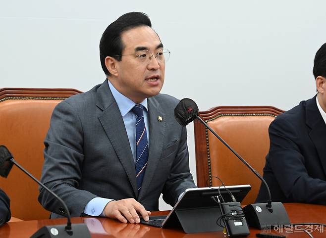 박홍근 더불어민주당 원내대표가 18일 서울 영등포구 여의도 국회의사당 본청에서 열린 더불어민주당 원내대책회의에 참석해 발언하고 있다. 임세준 기자