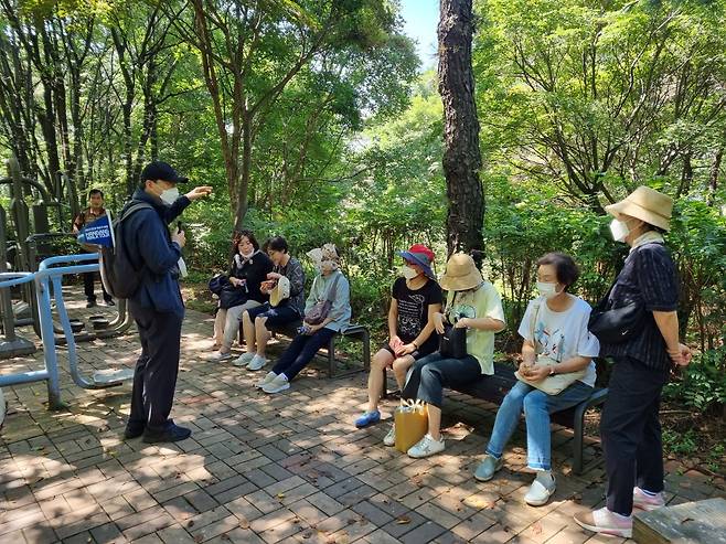 서울시는 26일부터 연말까지 14개 코스로 구성된 ‘한강역사탐방’을 무료 운영한다고 18일 밝혔다. 사진은 한강역사탐방 현장 장면. [서울시 제공]