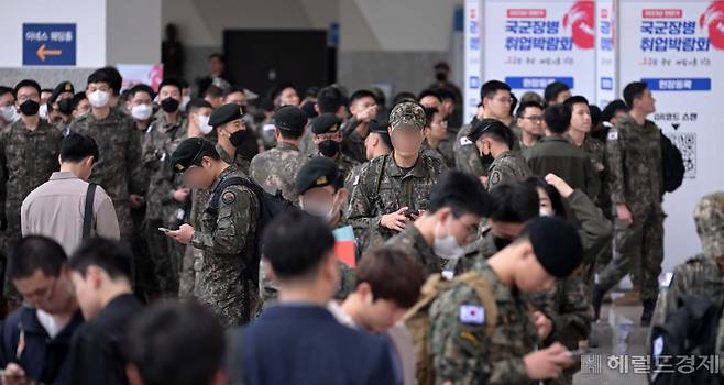 18일 오전 경기 고양시 킨텍스에서 2023년 전반기 국군장병 취업박람회가 열린 가운데 장병들이 박람회장으로 들어오고 있다. 이상섭 기자