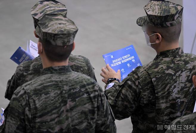 18일 오전 경기 고양시 킨텍스에서 2023년 전반기 국군장병 취업박람회가 열린 가운데 장병들이 마련된 부스를 둘러보고 있다. 이상섭 기자