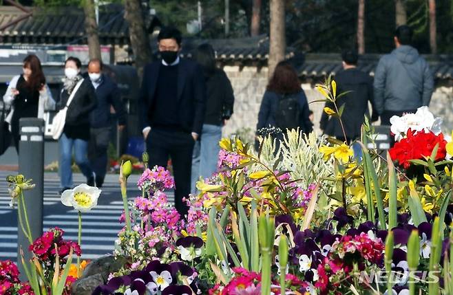 [서울=뉴시스] 조성봉 기자 = 7일 오전 서울 종로구 광화문 네거리에서 시민들이 꽃샘 추위속에 출근하고 있다. 2023.04.07. suncho21@newsis.com