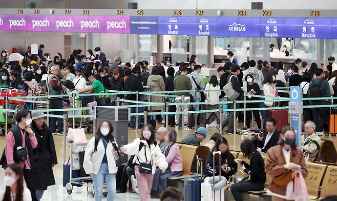 [인천공항=뉴시스] 조성우 기자 = 20일 인천국제공항 제1여객터미널 출국장에서 공항 이용객들이 탑승수속을 하고 있다. 2023.03.20. xconfind@newsis.com