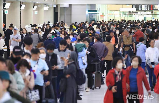 [제주=뉴시스] 우장호 기자 = 강풍이 불어 대규모 결항 사태가 빚어진 18일 오전 제주국제공항 3층 출발장 대합실이 이용객들로 혼잡하다. 기상청 지역별상세관측자료(AWS)에 따르면 이날 제주공항 상공에는 소형 태풍급에 맞먹는 초속 27.3m의 강한 바람이 불었다. 2023.04.18. woo1223@newsis.com