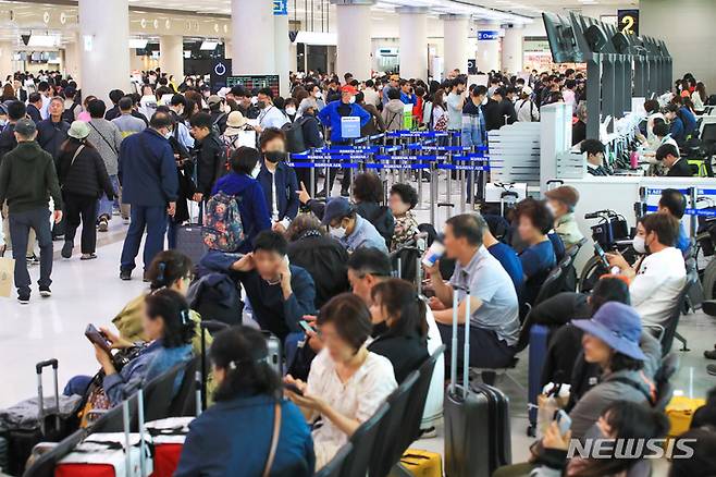 [제주=뉴시스] 우장호 기자 = 강풍이 불어 대규모 결항 사태가 빚어진 18일 오전 제주국제공항 3층 출발장 대합실이 이용객들로 혼잡하다. 기상청 지역별상세관측자료(AWS)에 따르면 이날 제주공항 상공에는 소형 태풍급에 맞먹는 초속 27.3m의 강한 바람이 불었다. 2023.04.18. woo1223@newsis.com