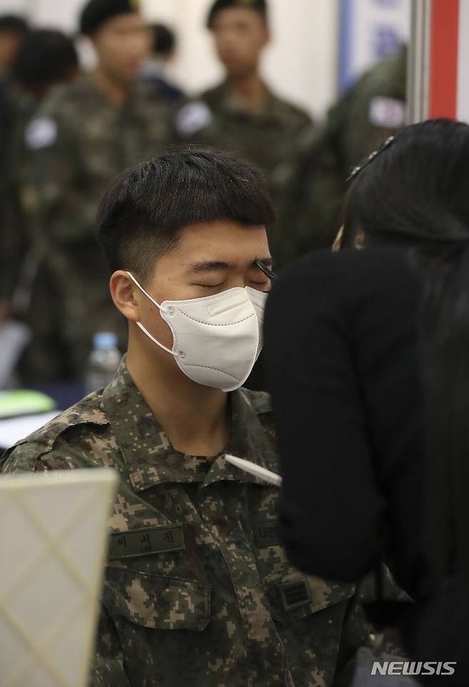 [고양=뉴시스] 김근수 기자 = 국군 장병이 18일 경기 고양시 킨텍스에서 열린 2023년 전반기 국군장병 취업박람회에서 면접 메이크업을 배우고 있다. 2023.04.18. ks@newsis.com