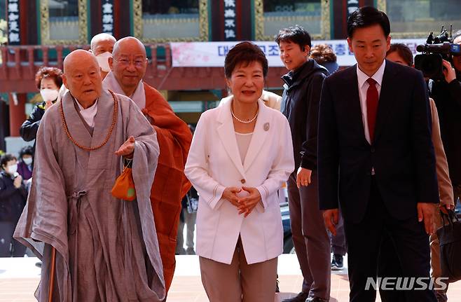 [대구=뉴시스] 박근혜 전 대통령이 11일 오전 대구 동구 팔공총림 동화사를 방문해 통일대불로 향하고 있다. 오른쪽은 측근인 유영하 변호사이다. 뉴시스DB. 2023.04.11. photo@newsis.com