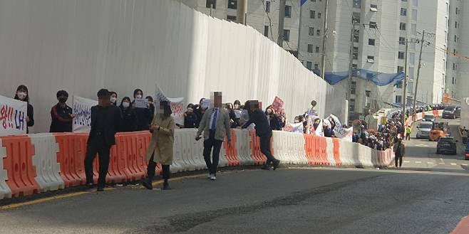 부산 계성여고 학생들은 지난 17일 오후 인근 아파트 건설 공사로 수년 째 학생 안전과 학습권이 침해되고 있다며 거리 행진을 벌였다. 독자 제공