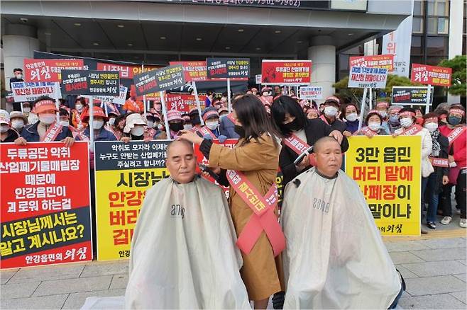 지난 2021년 경주시청 앞에서 폐기물매립장 설치를 반대하는 주민들이 삭발식을 갖고 있다. 자료사진