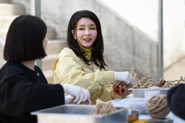 ▲김건희 여사가 17일 충남 예산군 충남야생동물구조센터를 방문해 야생동물 먹이를 준비하고 있다. ⓒ연합뉴스