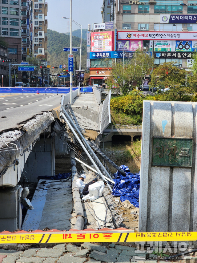 ▲지난 7일 경찰 등 합동감식반이 경기 성남시 정자교 붕괴사고 현장에서 현장 감식을 진행 중이다. ⓒ프레시안(전승표)