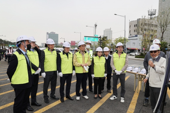 지난 17일 염곡동서지하차도 현장방문을 실시한 서울시의회 도시안전건설위원회(위원장 송도호)