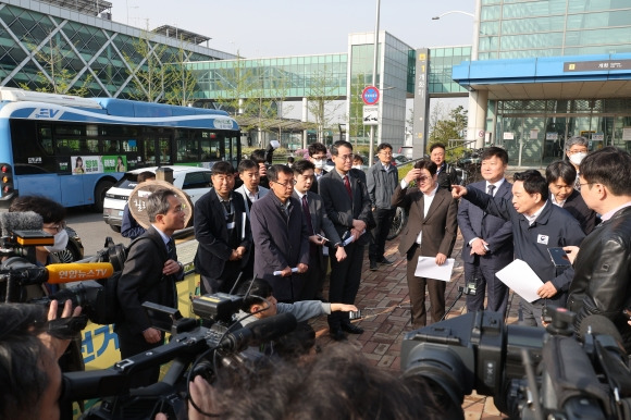 버스전용차로 설치 방안 찾는 원희룡 장관 - 버스전용차로 설치 방안 찾는 원희룡 장관     (서울=연합뉴스) 김주성 기자 = 원희룡 국토교통부 장관이 17일 오전 서울 강서구 개화역 앞에서 김포골드라인 과밀 문제 해결책의 하나로 버스전용차로를 우선 설치하는 방안에 대해 관계자들과 논의하고 있다. 2023.4.17     utzza@yna.co.kr (끝)