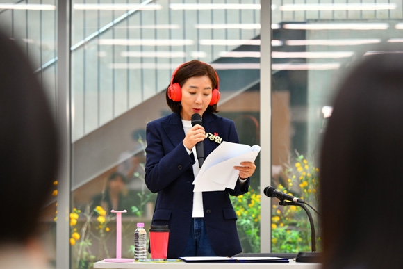 빨간색 헤드폰을 쓰고 안도현 시인의 ‘연탄 한 장’ 시를 낭송하는 나경원 위원장. 국민의힘 동작을 당협위원회 제공