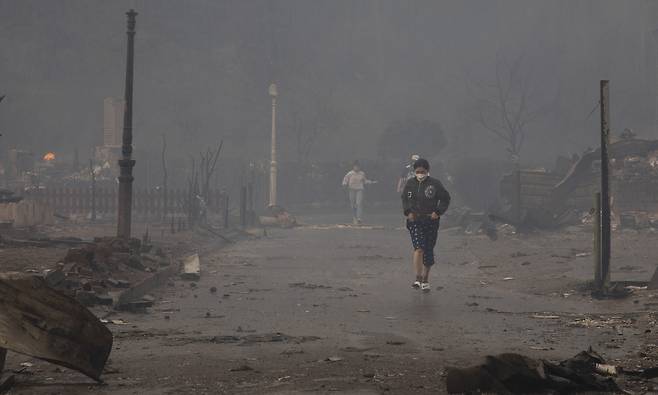 4월11일 오후 강원도 강릉시 저동골길 펜션타운에서 마을 주민들이 대피하고 있다. ⓒ시사IN 이명익