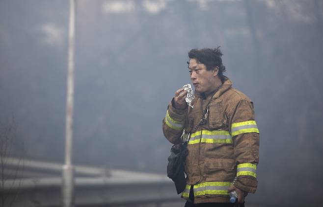 4월11일 오후 강원도 강릉시 안현동에서 한 소방관이 김밥으로 허기를 때우고 있다. ⓒ시사IN 이명익