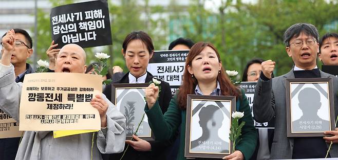 18일 서울 용산구 대통령 집무실 앞에서 열린 전세사기·깡통전세 문제 해결을 위한 시민사회대책위원회 출범 기자회견에서 참가자들이 특별법 제정을 촉구하고 있다. ⓒ연합뉴스