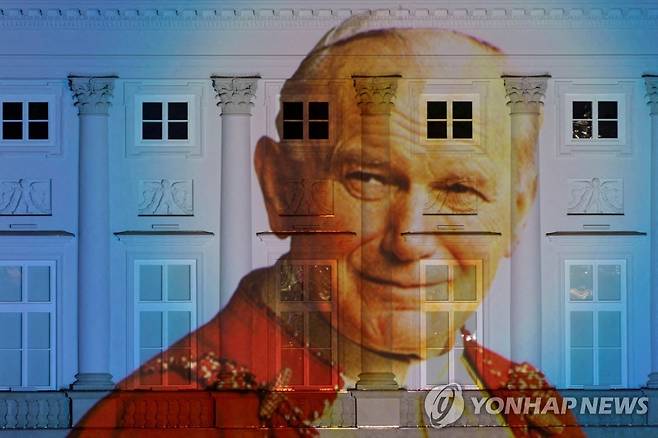 폴란드 바르샤바 대통령궁 수놓은 요한 바오로 2세 사진 [로이터=연합뉴스 자료사진. 재판매 및 DB 금지]