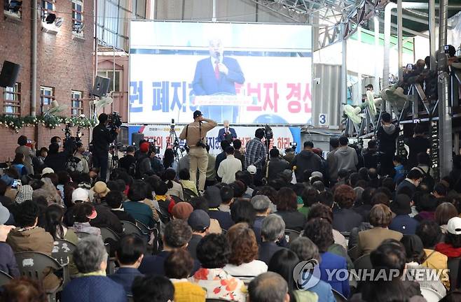 전광훈 목사 기자회견 (서울=연합뉴스) 최재구 기자 = 전광훈 사랑제일교회 목사가 17일 서울 성북구 사랑제일교회에서 기자회견을 하고 있다. 2023.4.17 jjaeck9@yna.co.kr