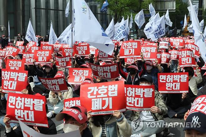 간호법·면허박탈법 저지 외치는 보건복지의료연대 (서울=연합뉴스) 임화영 기자 = 대한의사협회를 비롯한 13개 보건복지의료연대 관계자들이 16일 오후 서울시청 인근에서 열린 간호법·면허박탈법 저지 400만 보건복지의료연대 총파업 결의대회에서 관련 구호를 외치고 있다.
    2023.4.16 hwayoung7@yna.co.kr