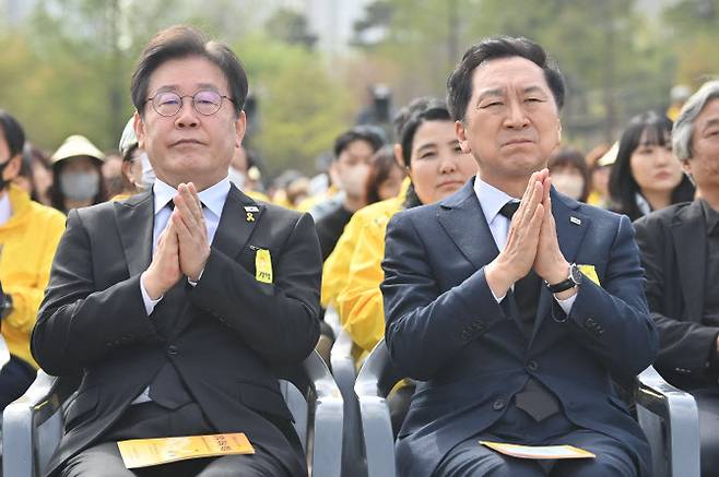 이재명 더불어민주당 대표와 김기현 국민의힘 대표가 지난 16일 경기 안산 화랑유원지에서 열린 세월호 참사 9주기 기억식에서 박수치고 있다.(사진=뉴시스)