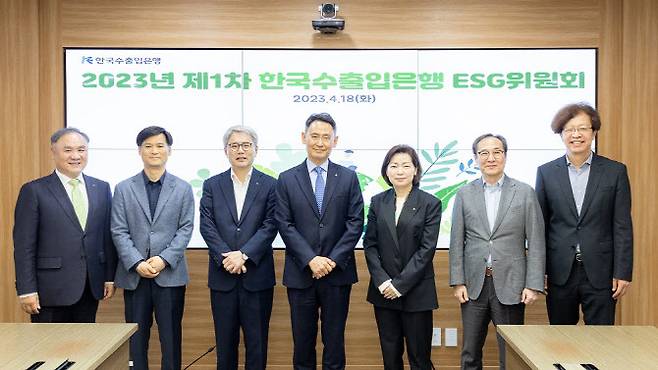 한국수출입은행이 18일 여의도 본점에서 ESG 주요 현안들을 다룬 ESG위원회를 개최했다고 밝혔다. 왼쪽부터 김종철 감사, 김인수 자문위원, 윤희성 행장, 허장 사외이사, 남혜정 사외이사, 신진영 자문위원, 조경진 자문위원.(사진=수출입은행)