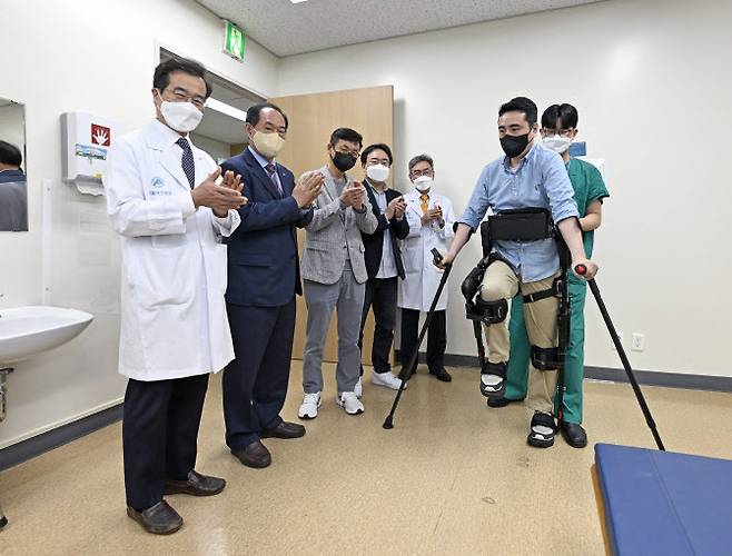 의료용 착용로봇 엑스블 멕스(X-ble MEX)를 시연하는 모습 (사진=현대차)