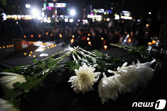 전세사기·깡통전세 문제 해결을 위한 시민사회대책위원회 관계자들이 18일 인천 주안역 남부광장 분수대로에서 정부의 전세사기 피해 대책마련을 촉구하는 기자회견 후 전세사기 피해자 추모제를 하고 있다.2023.4.18/뉴스1 ⓒ News1 정진욱 기자