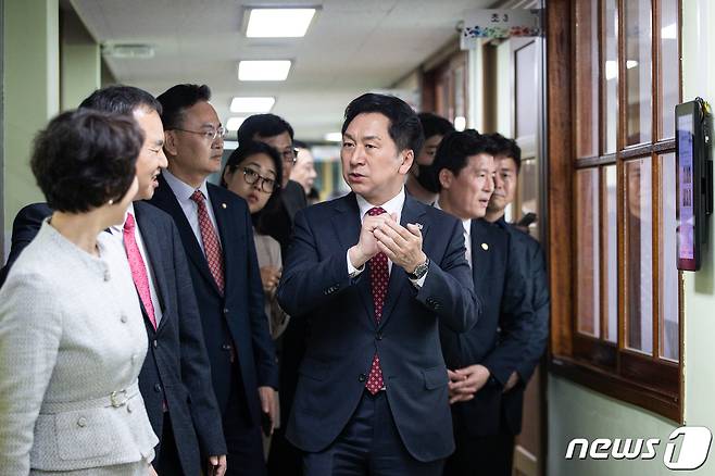 김기현 국민의힘 대표가 19일 서울 강북구 시각장애인 대상 특수학교인 한빛맹학교를 방문, 교실을 둘러보고 있다. 2023.4.19/뉴스1 ⓒ News1 유승관 기자