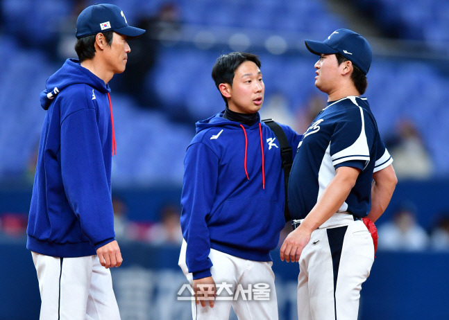 WBC 대표팀 우완 고우석이 6일 오사카 교세라돔에서 열린 일본 오릭스 버팔로즈와 대한민국 WBC 대표팀의 평가전 7회말 등판했다 8회말 어깨통증으로 교체되고 있다. 오사카 | 강영조기자kanjo@sportsseoul.com