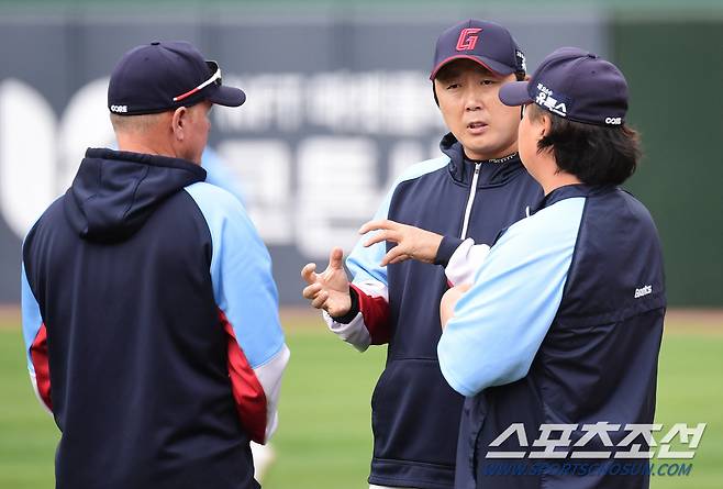 18일 부산 사직야구장에서 KBO리그 롯데와 KIA의 경기가 열렸다. 경기 전 롯데 서튼 감독과 대화를 나누고 있는 배영수 코치. 부산=송정헌 기자songs@sportschosun.com