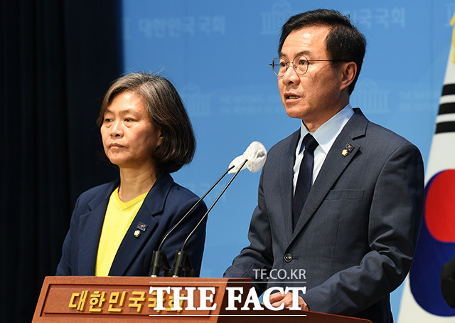 2021년 더불어민주당 전당대회 '돈봉투' 의혹 관련 기자회견에서 송영길 전 대표의 조속한 귀국 및 사실관계 확인 촉구하는 윤영덕 의원(오른쪽)과 강민정 의원.