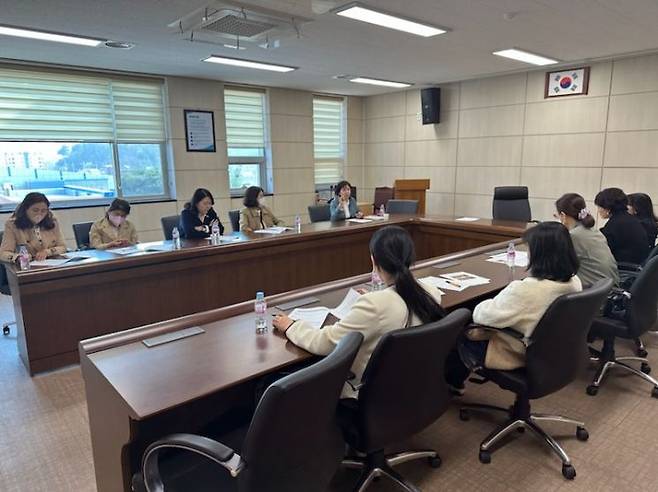 경북 고령군과 청도지역 영양사들이 공동식단제 시범실시를 앞두고 회의를 열고 있다.