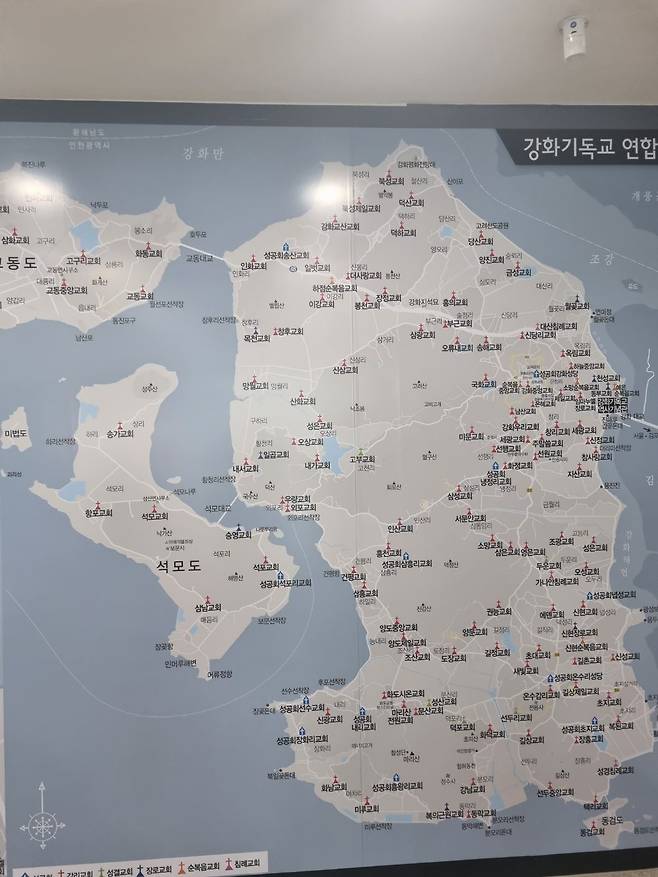 강화기독교역사기념관 로비의 강화도 지도. 전체 210개 교회가 마을마다 세워져 있다. 기념관은 강화도 내 7개 순례 코스도 만들었다. /김한수 기자