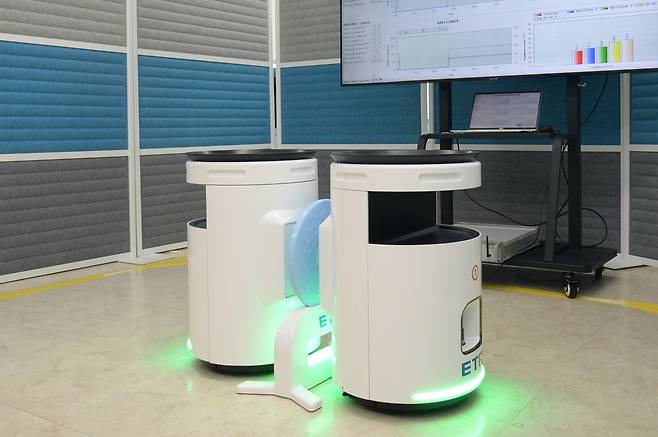ETRI 연구진이 개발한 '양방향 무선충전 시스템'을 이용해 2대의 서비스 운반 로봇을 동시에 충전하는 모습/ETRI 제공