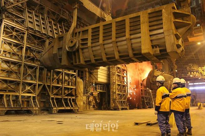 포항제철소 제강공장 전로에 고철 장입 전경.ⓒ뉴시스