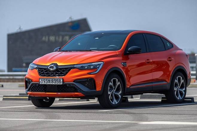 르노 XM3 이테크 하이브리드 인스파이어 디자인 패키지 II의 일렉트릭 오렌지 컬러. 출처=IT동아