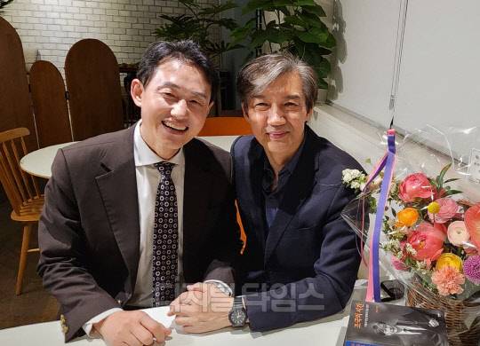 조국(오른쪽) 전 법무부 장관과 윤재관 한양대학교 경영대학 경영학부 겸임교수. <윤재관 교수 SNS>