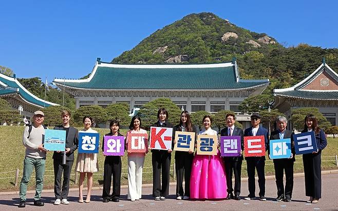 19일 청와대 대정원 앞에서 열린 ‘청와대 K-관광 랜드마크, 내가 청와대 관광 가이드다’ 청와대 K-관광 랜드마크 선포식에서 박보균 문화체육관광부 장관이 참석자들과 ‘청와대 K-관광 랜드마크’가 적힌 손팻말을 들고 기념촬영을 하고 있다. 사진 왼쪽부터 봉달호 작가, 방송인 줄리안, 북튜버 서메리, 안무가 아이키, 강수진 국립발레단장, 배구선수 박정아, 배구선수 배유나, 국악인 박애리, 박보균 문체부 장관, 만화가 허영만, 산악인 엄홍길, 최수지 문체부 청년보좌역. (사진=문화체육관광부)