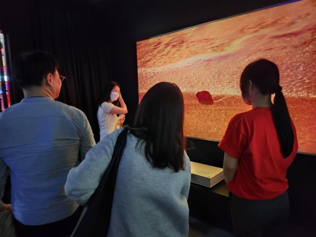 LG전자 '시네빔 레이저 4K' 제품을 둘러보고 있는 관람객들. 송주용 기자