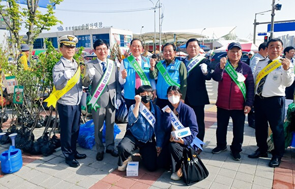 교통안전 캠페인을 마친 후 참석자들이 화이팅을 외치고 있다. [사진=전남도자치경찰위원회]